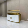 Cabinet d'affichage des bijoux du centre commercial