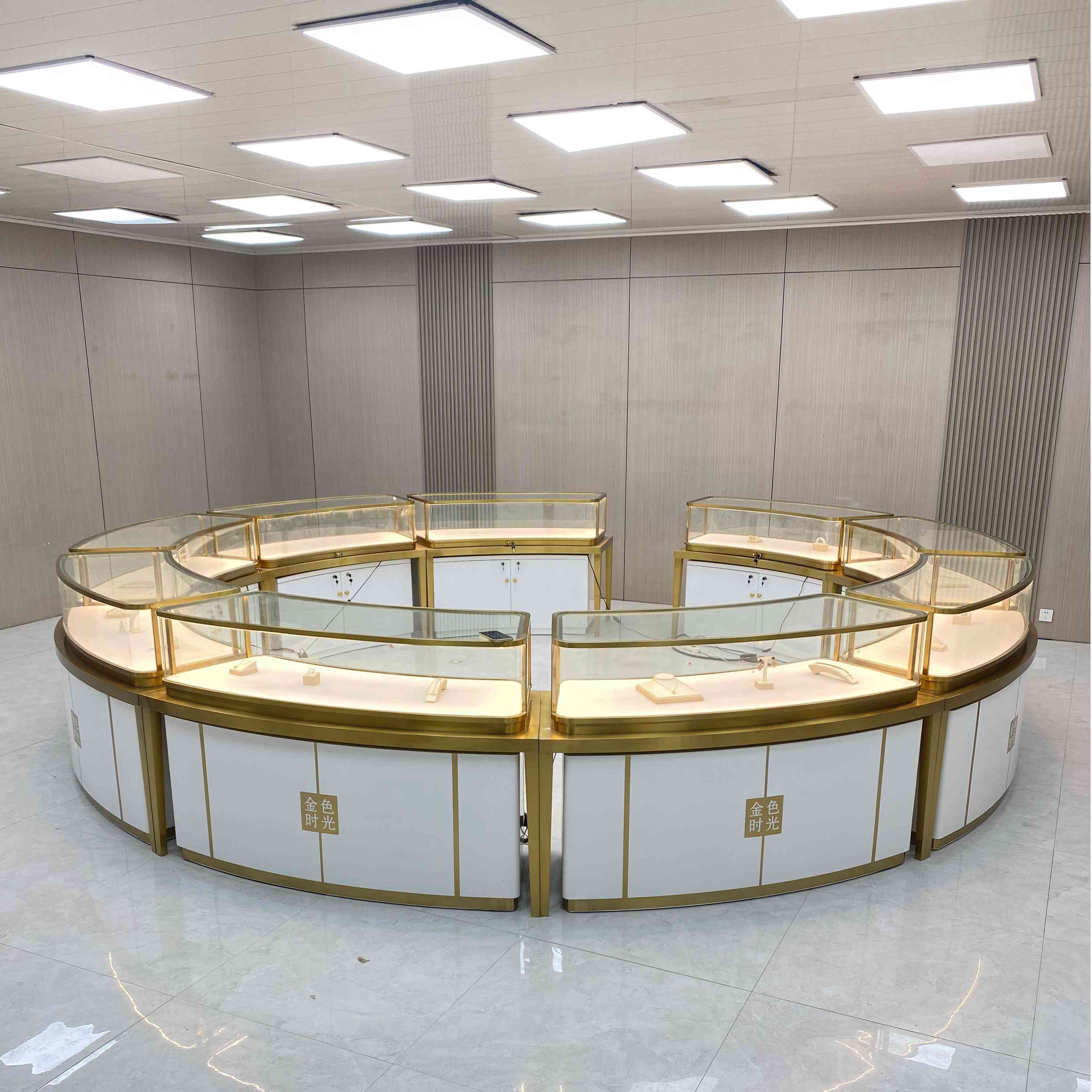 Cabinet d'affichage des bijoux du centre commercial