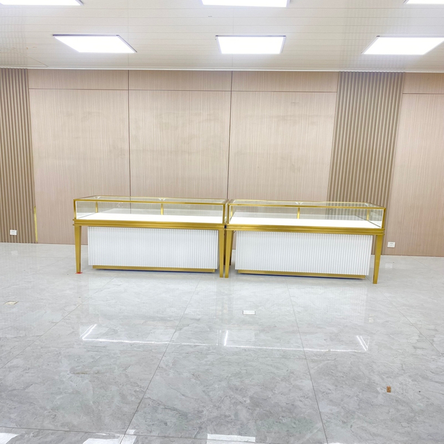 Cabinet d'affichage sur les bijoux en or champagne