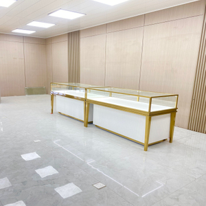 Cabinet d'affichage sur les bijoux en or champagne